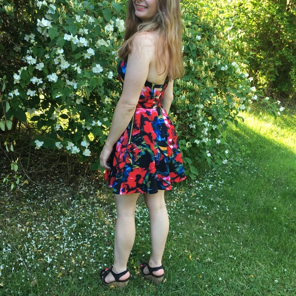 Printed halter X cross dress - Picture 3 of 7